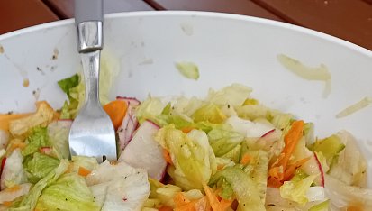 Salát s balsamicovou zálivkou, Salát výborný, zálivka také. Jen místo oregana jsem dala bazalku. 😋