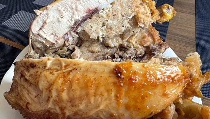 Grilované kuře plněné chlebovo-sýrovou nádivkou