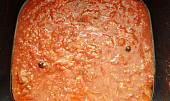 Plněné papriky na rajčatech a passatě pečené v pečence