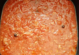 Plněné papriky na rajčatech a passatě pečené v pečence