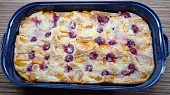 Litý kynutý koláč - hrníčkový, rychlý, kynutý táč s meruňkami a višněmi