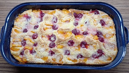 Litý kynutý koláč - hrníčkový, rychlý, kynutý táč s meruňkami a višněmi
