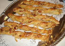 Sýrové tyčinky z listového těsta (Povedly se a chutnají moc.)