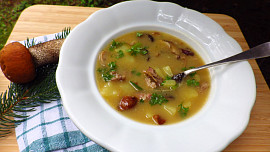 Bramborová polévka s uzeným masem a lesními houbami