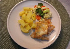 Filety candáta na másle, zázvoru a česneku se zeleninou