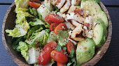Salátová Buddha bowl s halloumi