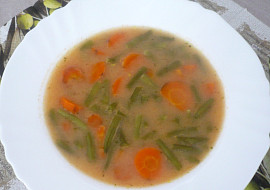 Sladkokyselá polévka s fazolkami a mrkví