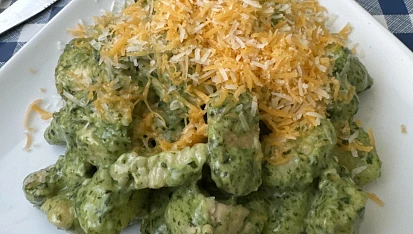 Gnocchi s kuřecím masem, špenátem a sýrovo-smetanovou omáčkou