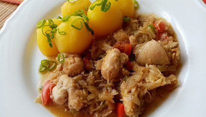 Kuřecí kousky na paprice a kysaném zelí v papiňáku