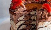Palačinkový dort plněný krémem dvou barev