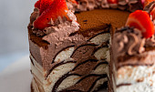 Palačinkový dort plněný krémem dvou barev