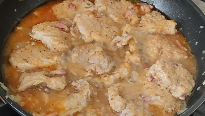 Panenkové medailonky dušené na špeku a cibuli, Právě se vaří.