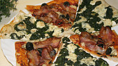Pizza z pomazánkového másla, špenátová a slaninová...