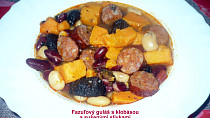 Fazolový guláš s klobásou a sušenými švestkami