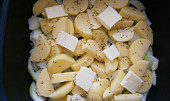 Kuřecí špalíčky na cibuli, česneku a bramborách v pečence