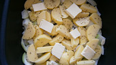 Kuřecí špalíčky na cibuli, česneku a bramborách v pečence