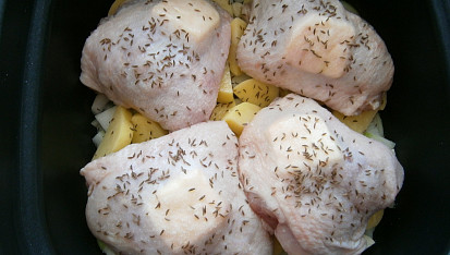 Kuřecí špalíčky na cibuli, česneku a bramborách v pečence