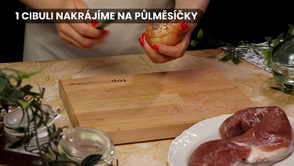 Panenkové medailonky dušené na špeku a cibuli