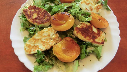 Salát s grilovanými meruňkami a sýrem halloumi