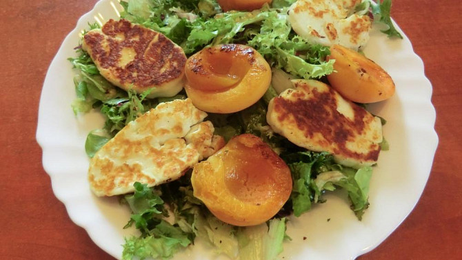 Salát s grilovanými meruňkami a sýrem halloumi