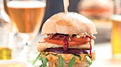 Burger s pastou harissa, lilky a sýrem halloumi