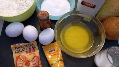 Koláč s mangem s hruškami a drobenkou