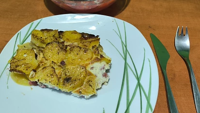Zapečené brambory s uzeným masem a smetanou