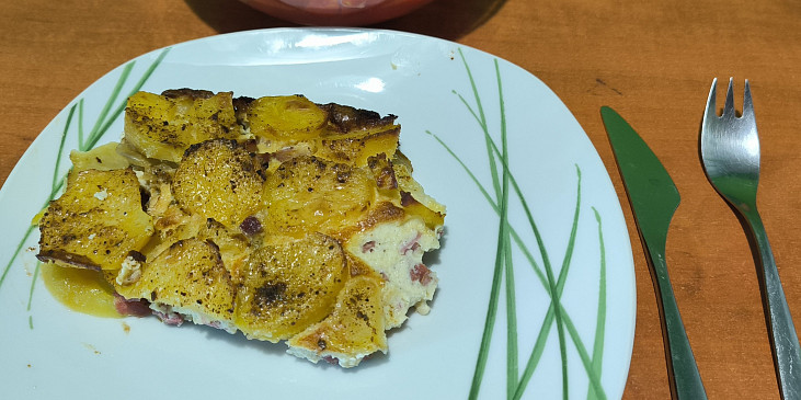 Zapečené brambory s uzeným masem a smetanou