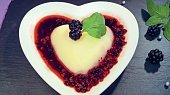 Kokosová panna cotta s ostružinami