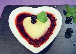 Kokosová panna cotta s ostružinami