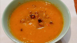 Polévka z pečené papriky a rajčat