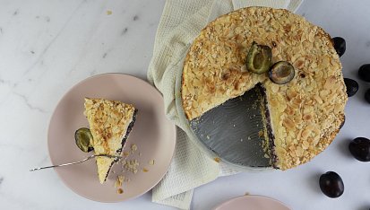 Křehký koláč s mákem, tvarohem a švestkami