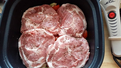 Vepřová krkovice na zelenině pečená v pečence