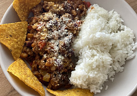 Chilli con carne se dvěma druhy paprik