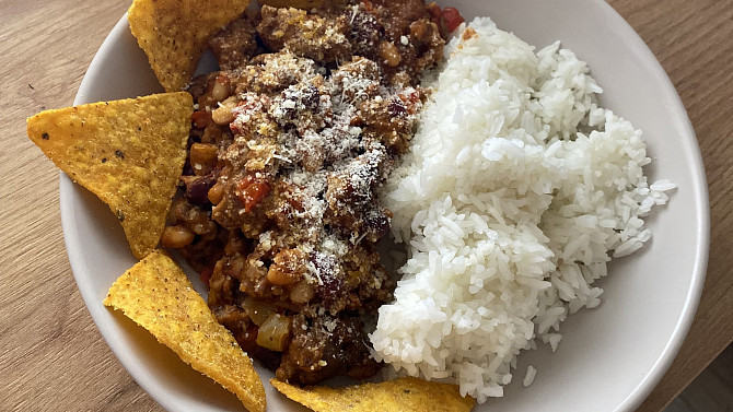 Chilli con carne se dvěma druhy paprik