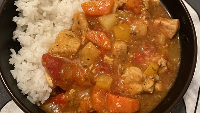 Jednoduché curry s kuřetem a rýží
