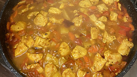 Jednoduché curry s kuřetem a rýží