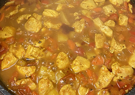 Jednoduché curry s kuřetem a rýží