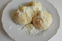 Kynuté ovocné knedlíky sypané tvarohem