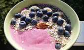 Malinová smoothie bowl