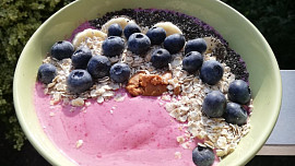 Malinová smoothie bowl