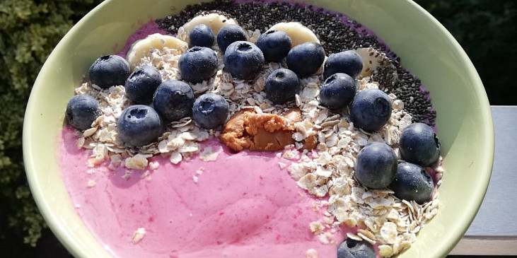 Malinová smoothie bowl