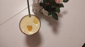 Mangový milkshake se šafránem (Hotový milkshake ozdobený mangem)