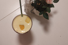 Hotový milkshake ozdobený mangem