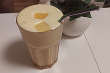 Hotový milkshake ozdobený mangem
