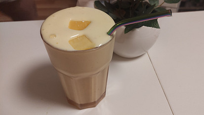 Mangový milkshake se šafránem, Hotový milkshake ozdobený mangem