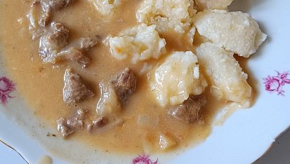 Hop do vody - přílohové noky, Tokáň z hovězího masa s rychlými noky