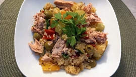 Bulgur s paprikami, cuketou, tuňákem a olivami