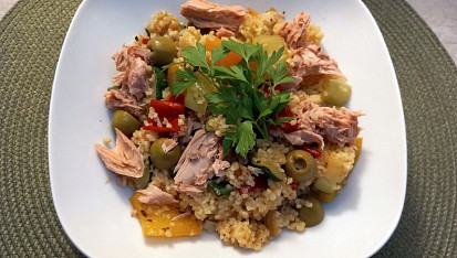 Bulgur s paprikami, cuketou, tuňákem a olivami