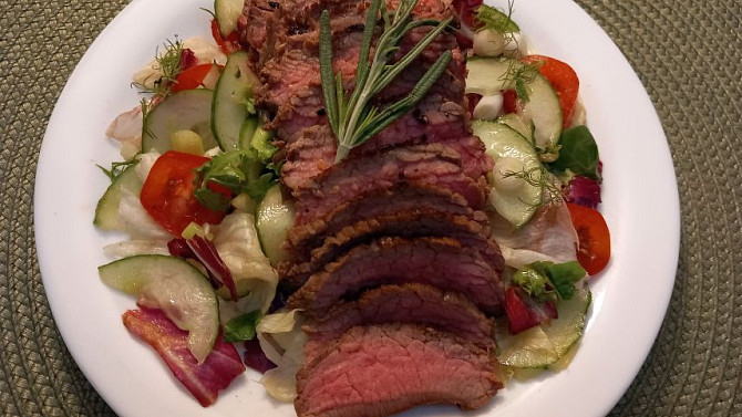 Hovězí pupek - flank steak na grilu